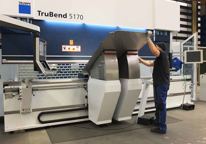 Hochpräzises Kanten der Blechteile gewährleistet optimale Passgenauigkeit der Verschlusswand