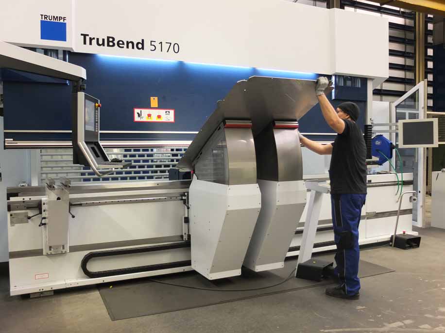 TROWAtech Fertigung Hochpräzises Kanten der Blechteile gewährleistet optimale Passgenauigkeit der Verschlusswand