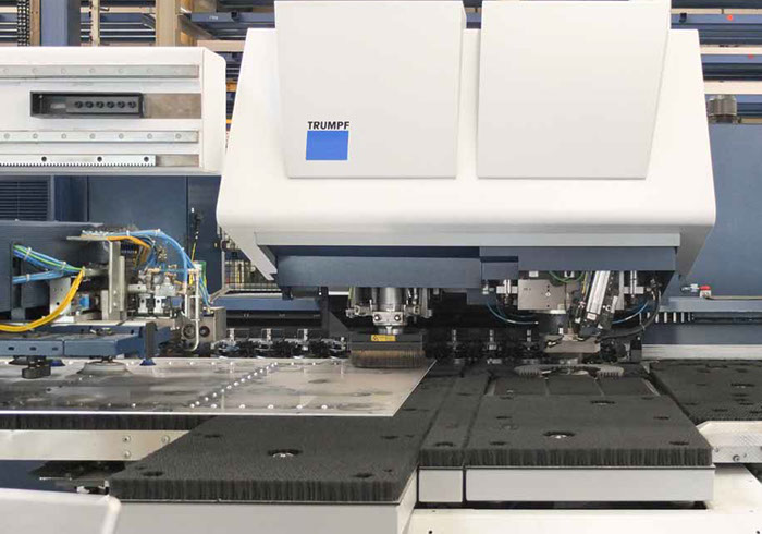 Bearbeitung der Aluminiumbleche auf modernster Laser-Nibbelmaschine