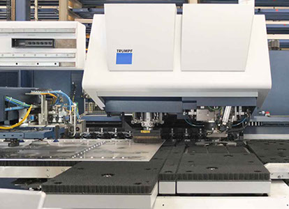 Bearbeitung der Aluminiumbleche auf modernster Laser-Nibbelmaschine