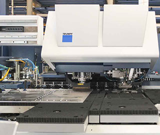 Bearbeitung der Aluminiumbleche auf modernster Laser-Nibbelmaschine