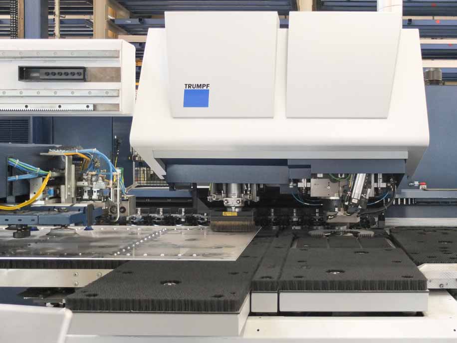 TROWAtech Fertigung Bearbeitung der Aluminiumbleche auf modernster Laser-Nibbelmaschine